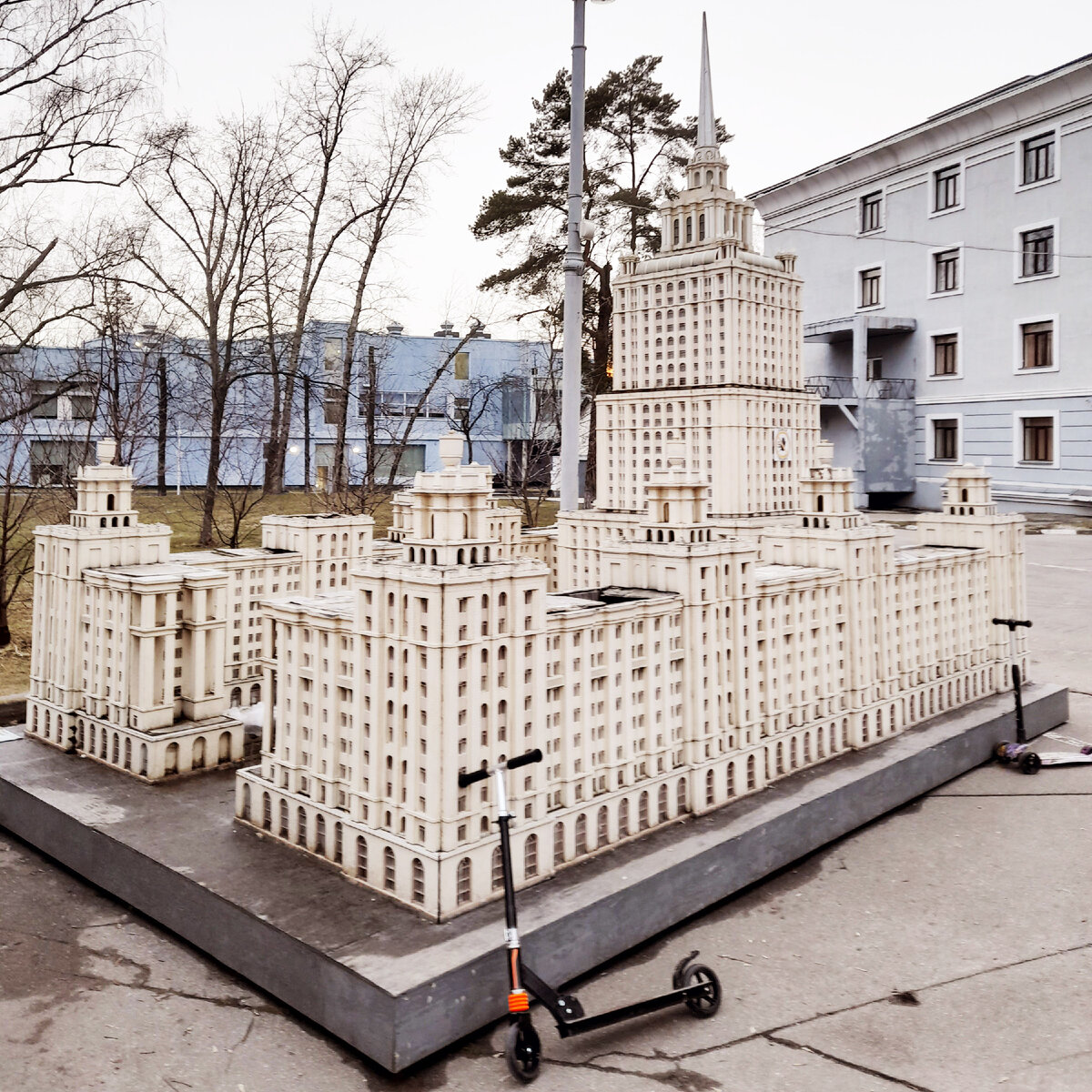 Radisson Royal Hotel Moscow (бывшая гостиница «Украина») в миниатюре. В реальной гостинице (высота 206 м) в 1989 году проживали рок-музыканты - участники Московского международного фестиваля мира.  Барабанщик группы «Mötley Crüe» Томми Ли говорил, что мрачные коридоры гостиницы напоминают интерьеры из фильма ужасов «Сияние». 