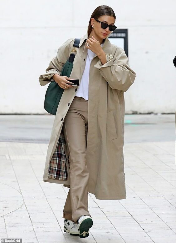 Хейли Бибер в однобортном oversize-тренчкоте