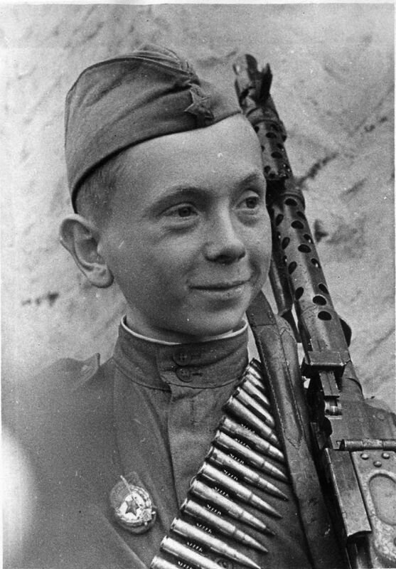 Гвардии ефрейтор Н.Н. Леонтьев, уничтоживший в своем первом бою 15 гитлеровцев, с трофейным 7,92-мм немецким пулеметом MG-34. Боец обмотан немецкой пулеметной лентой под патрон 7,92×57 мм. На груди ефрейтора знак «Гвардия». Фото взято из открытых источников.