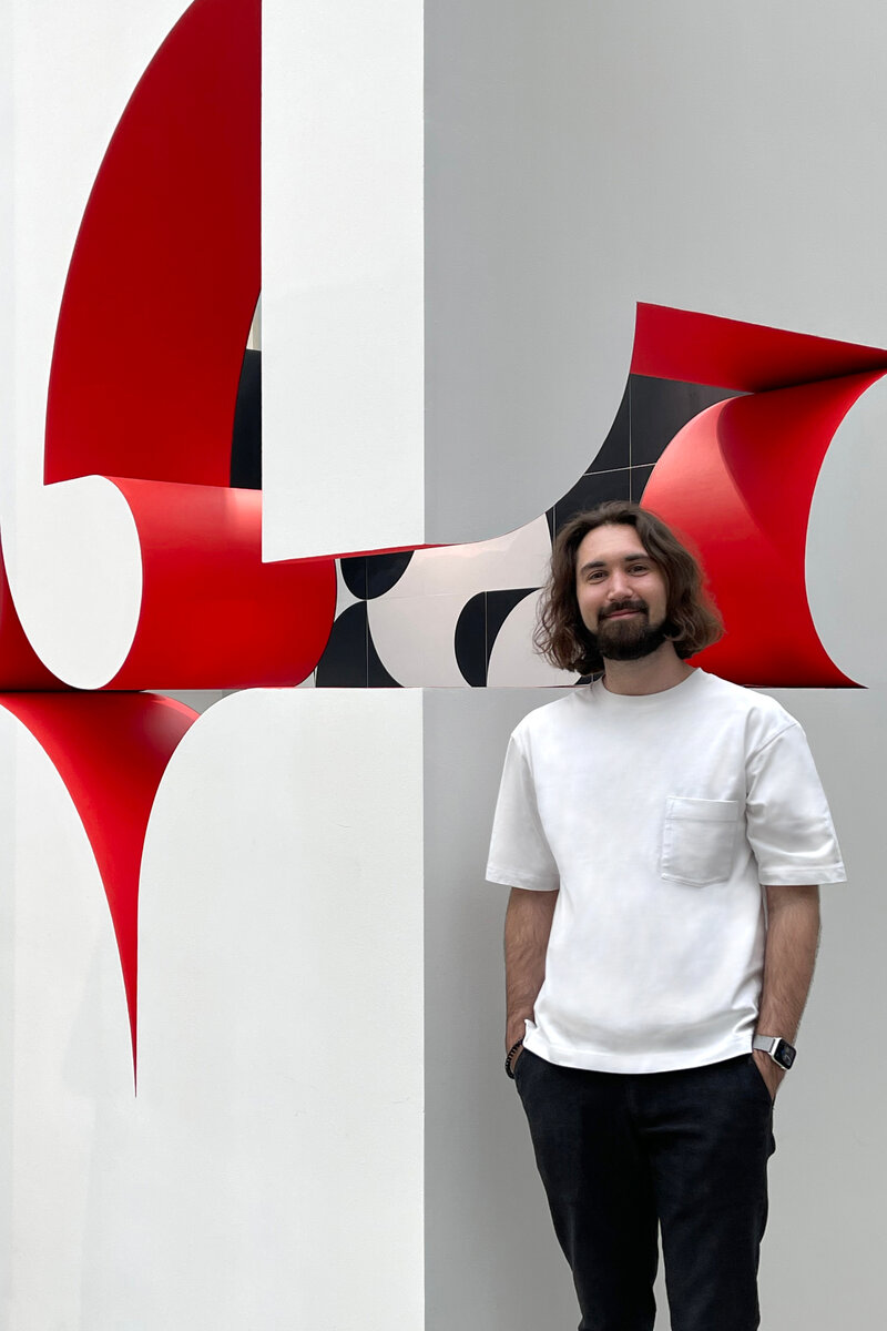 Автор канала Даниил Королев на фоне экспоната выставки АРХ Москва 2022