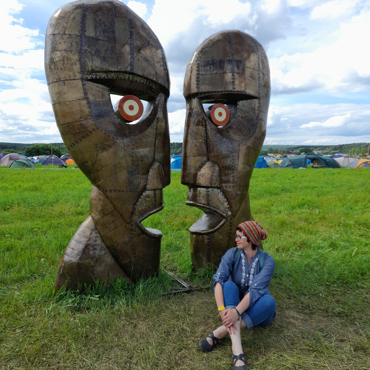 Листайте карусель! Заряжайтесь фестивальным настроением. И обратите внимание на флаги.