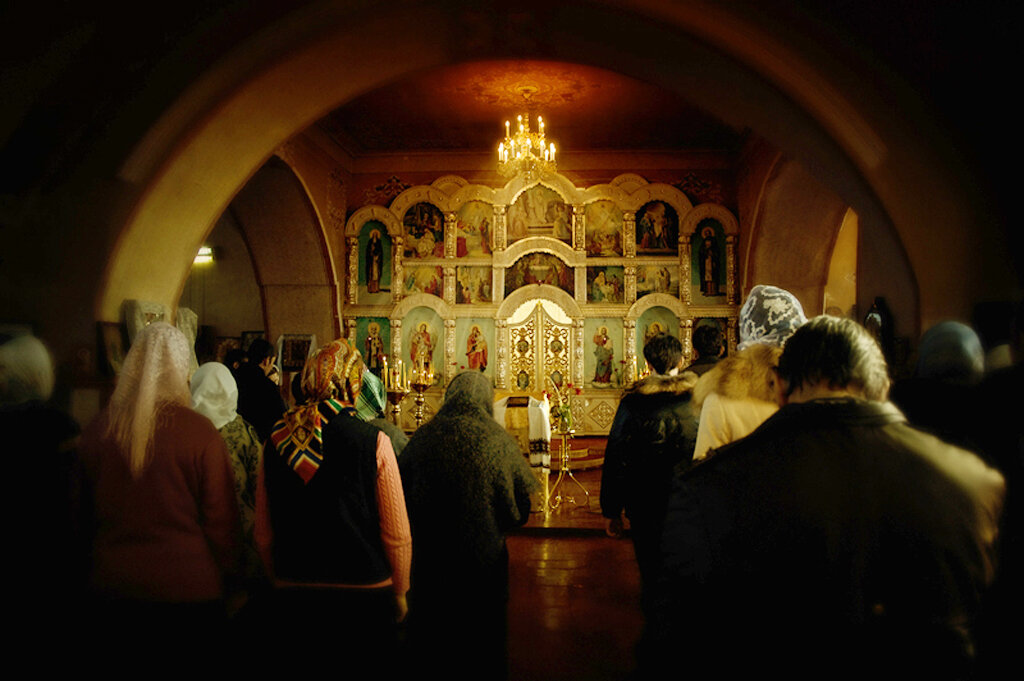 Вечернее богослужение молитвы. Великий пост в храме. Люди в храме. Человек молится в храме. Храм.