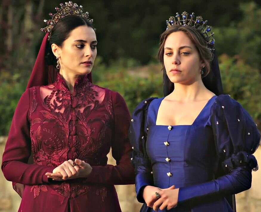 Актрисы Аслыхан Гюрбюз и Ойкю Караель в сериале "Кёсем султан" сыграли мать и дочь. Хотя, о существовании прообраза последней до сих пор идут споры.