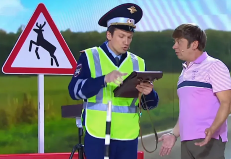 Очередной беспредел от сотрудников ГИБДД по маршруту М4. 
Думаю, что многие слышали о том, что сейчас на трассе М4 происходит настоящий беспредел от сотрудников ГИБДД. Я о них слышал, но ни разу не видел, поэтому в эти страшные истории я не верил. Считай, что призраки какие-то. Но зря я не верил в эти рассказы и истории.

Началось все просто: решил я вывести свою семью на море. Билеты на поезд и на самолет выходили в очень неприятную «копеечку», поэтому решил повезти всех на машине. Путь не такой уж и долгий, да и делаем мы так не впервые, поэтому какой-то опаски у меня не было.

К тому же, в прошлые разы, когда я ехал по трассе М4 меня никогда не останавливали. Чего бояться тогда ехать за рулем? Я знал, что эта трасса всегда находится на каком-то ремонте, поэтому красную разметку на ней я запомнил надолго.

Ехал очень аккуратно, не нарушал. Даже скорость не превышал. Никаких нареканий быть у сотрудников не должно. Наступила ночь, а я держался нужного маршрута, который мне выстроил навигатор. На очередном перекрестке сворачиваю налево.

И в этот момент меня останавливает машина ДПС. Ко мне подходят сотрудники и начинают спрашивать о том, что я здесь делаю. Объяснил, что еду по навигатору. Далее последовали вопросы о том, почему я нарушил. Когда переспросил их же вопрос, то мне начали говорить о том, что я пересек сплошную.

Далее мне показывают фотографию, где видна только моя машина, но не разметка. Я понял, что с меня будут трясти деньги, поэтому решительно заявил о том, что ничего не нарушал, поэтому пускай составляют протокол, в котором все разъясню, а дальше встретимся в суде.

На эти слова они просто почесали голову и решили отпустить меня. Но даже в этот момент они попросили деньжат на сувениры. Отказал, конечно же, но поступок очень низкий.