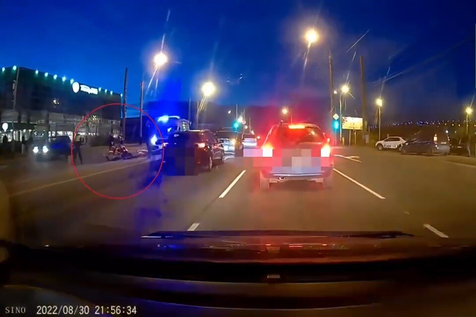     Известно, что 32-летний мужчина переходил дорогу по проезжей части, в неположенном месте. Фото: скриншот видео / www.tv-21.ru