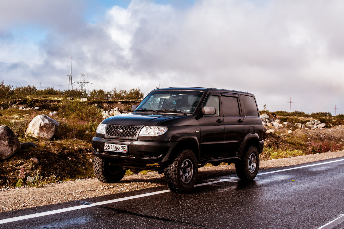 Гордый бегемот УАЗ Патриот на въезде в Тундру