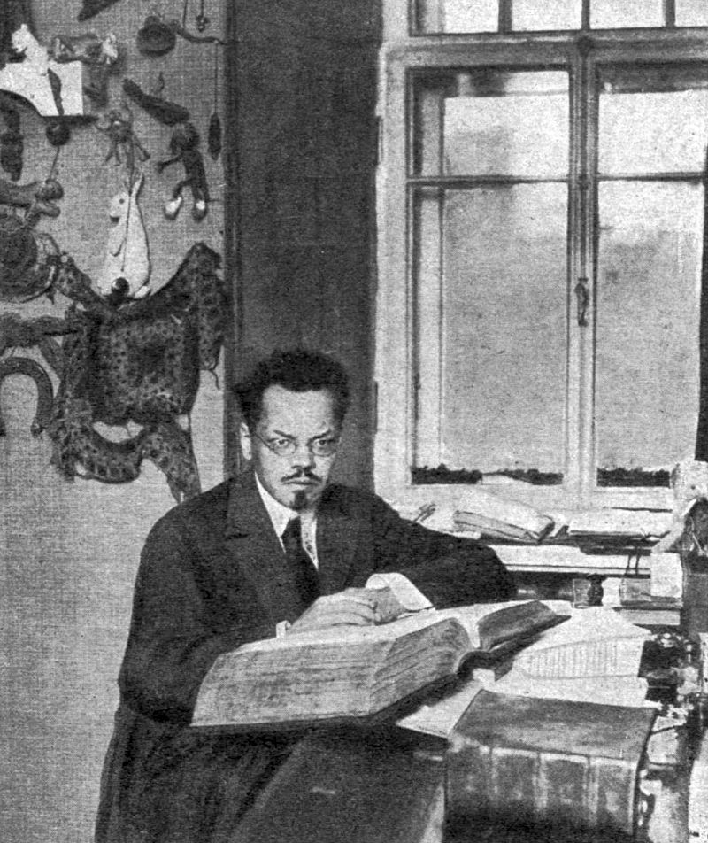 Алексей Михайлович Ремизов за рабочим столом