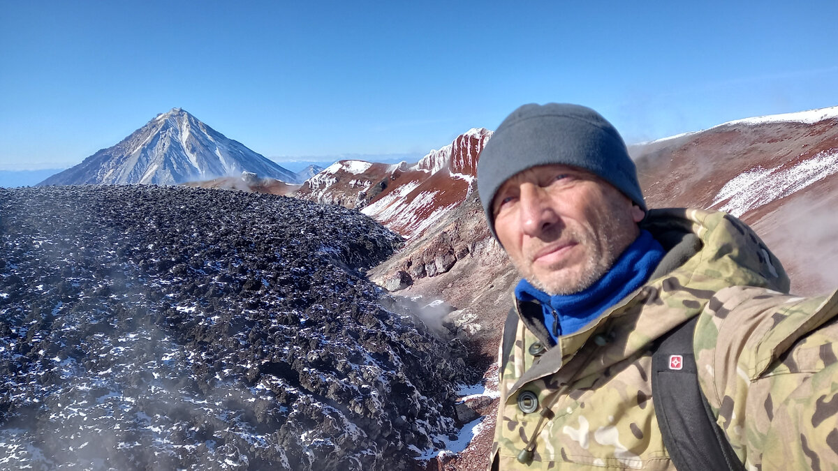 Вид с Авачи на более высокий вулкан: Корякский. На переднем плане слева: застывшая в кратере лава.