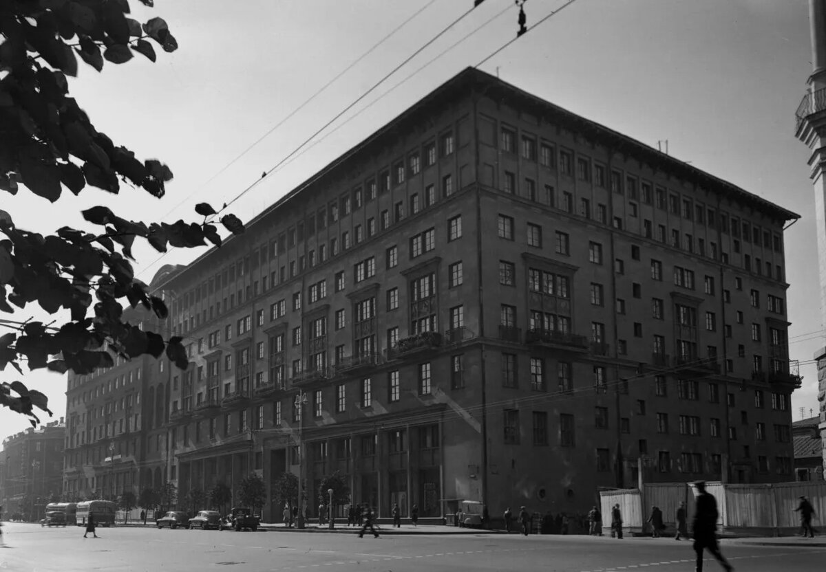 Лебедев Г.Б. Жилой дом Наркомлеса на ул. Горького, 25. Общий вид. 1949. МУАР