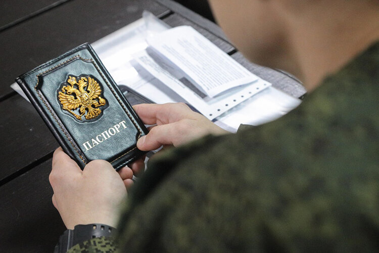    «Муж вернулся домой в 16:00–17:00, а утром следующего дня отправился в военкомат. За вечер мы ничего не успели собрать. Он только паспорт и военник с собой взял»