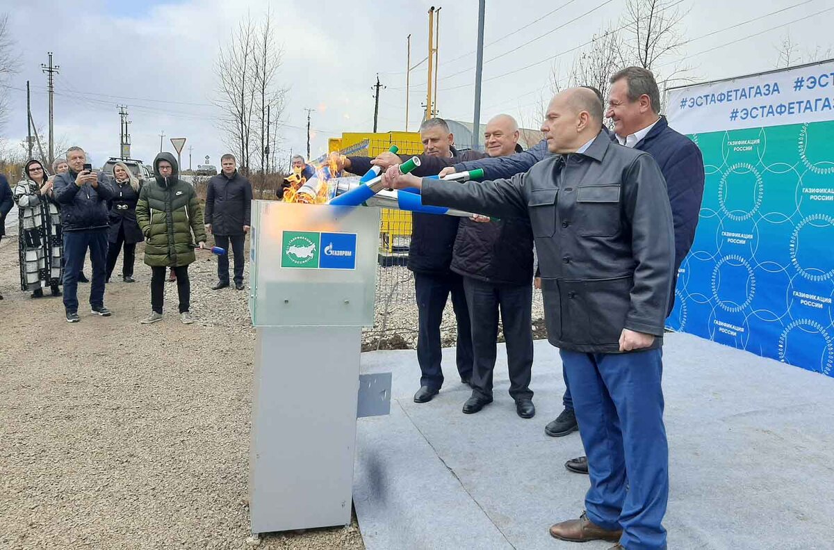 Зажжённый факел, конечно, носит символический характер, но газопровод в Рыбах - настоящий