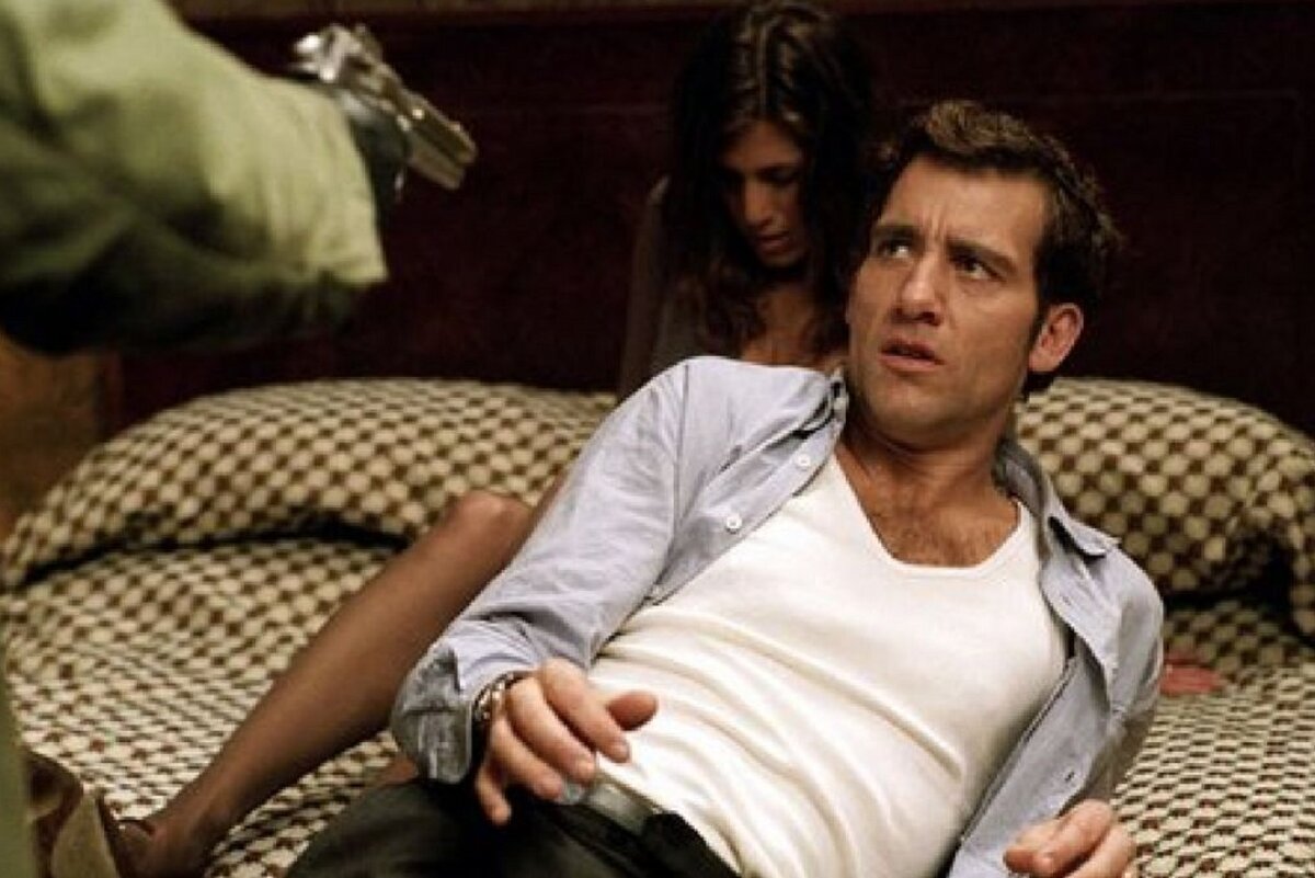 Клайв Оуэн, Дженнифер Энистон и пистолет в триллере "Цена измены"(2005).
