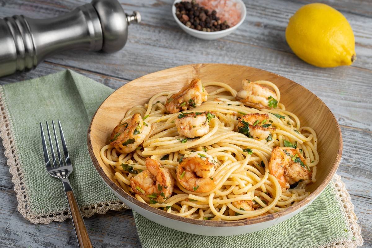 паста с креветками и чесноком. паста ригатони с креветками. паста с креветками в сливочно-чесночном соусе. креветки скампи. паста бар для спагетти с креветками.