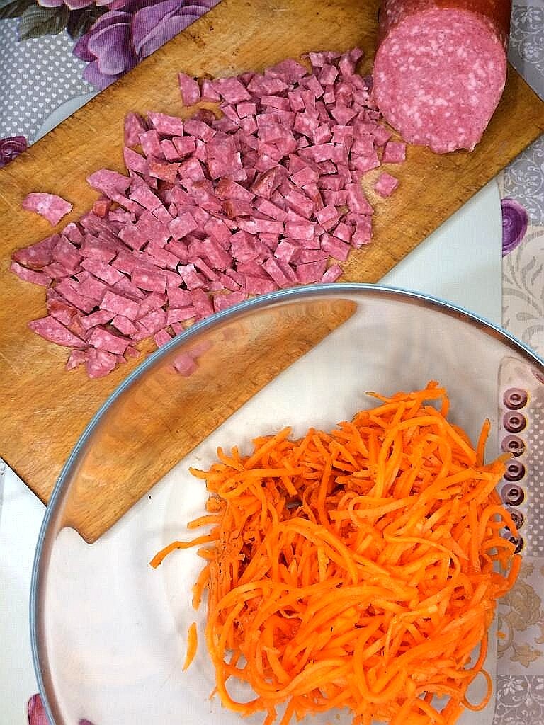 Салат с мясом, морковкой по корейски, фасолью и грибами