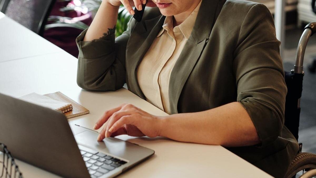    Деловая женщина печатает на ноутбуке:pexels.com