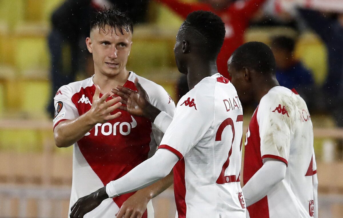    Полузащитник "Монако" Александр Головин (слева)  EPA-EFE/SEBASTIEN NOGIER