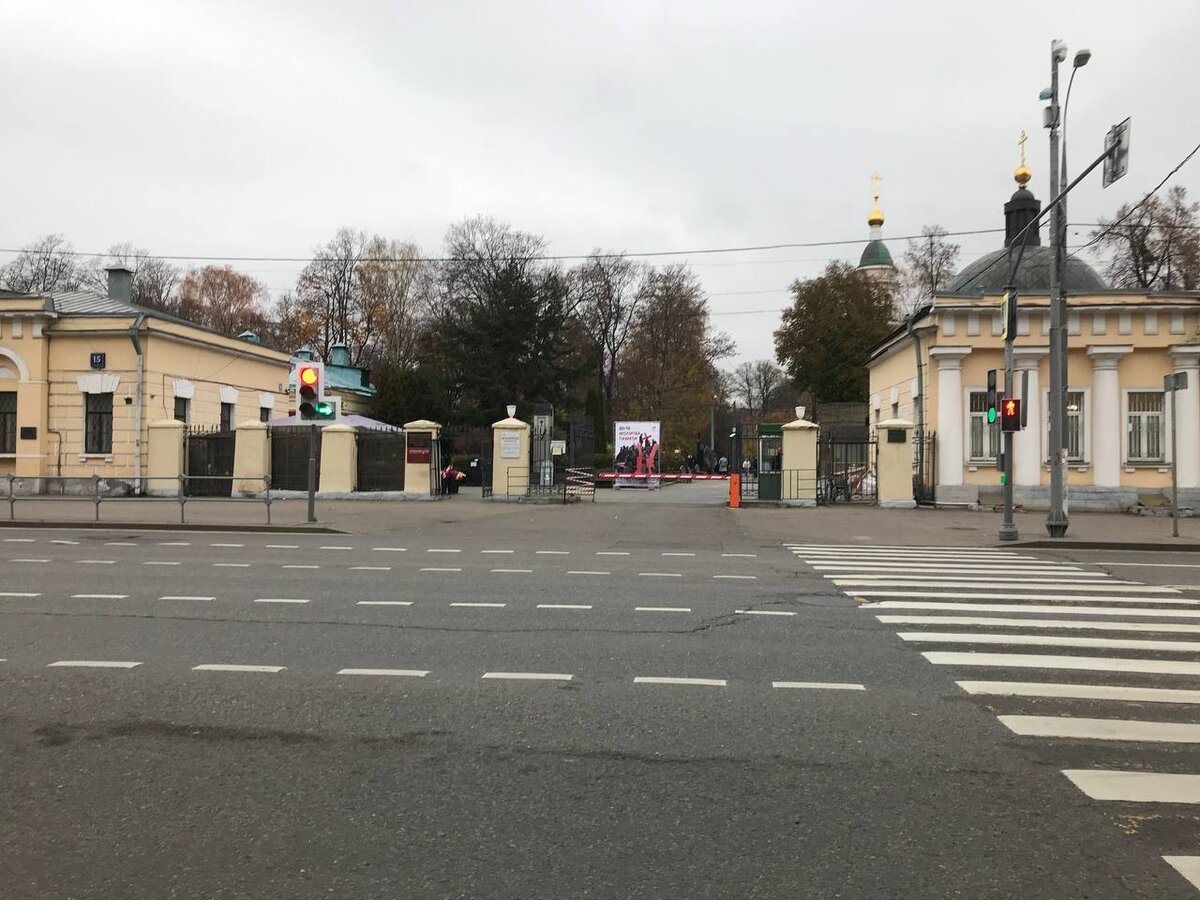 Переходим дорогу и вот он - вход на Ваганьковское кладбище.