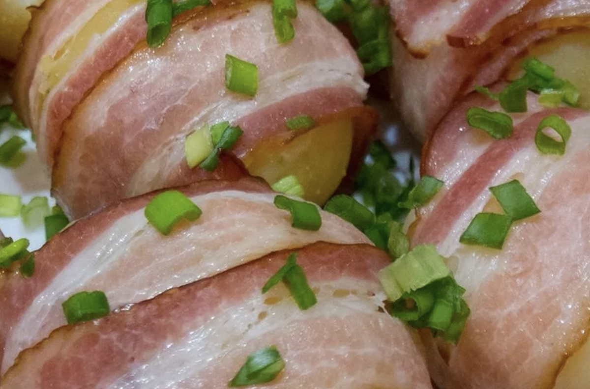 картофель в беконе запеченный в духовке. картошка в беконе с мясом. картофель черри с беконом. картошка завернутая в бекон в духовке. картошка в беконе с мясом.