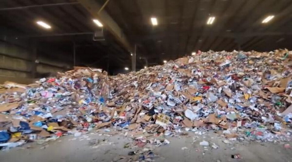 Вот в такой горе отходов и был злополучный рюкзак