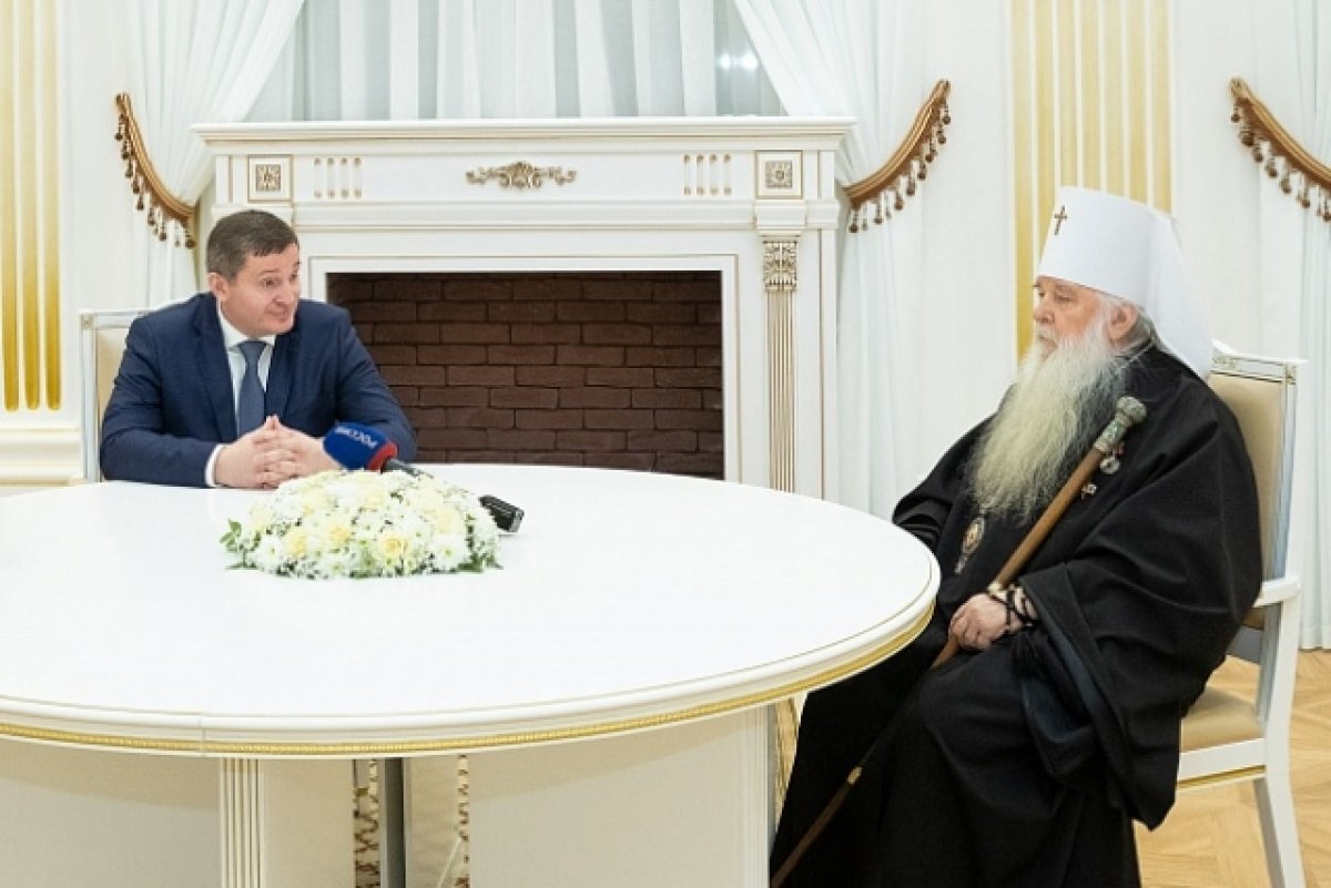    Губернатор Андрей Бочаров поздравил экс-митрополита Волгоградской епархии