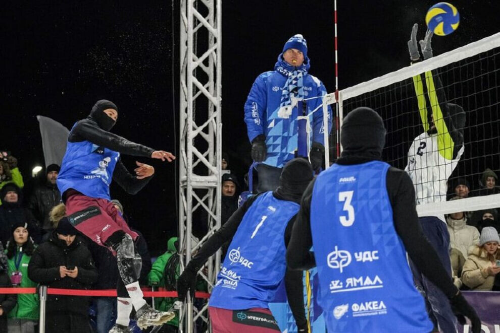    Новоуренгойский «Факел» на домашнем этапе чемпионата России по волейболу на снегу прошел в полуфинал