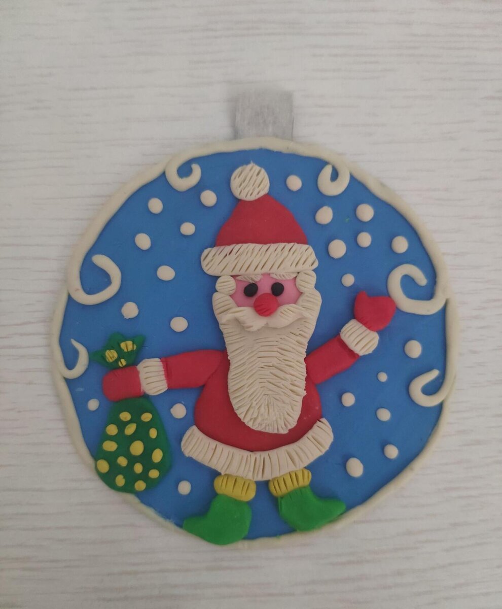 Готовый вариант поделки ёлочной игрушки из пластилина на картоне "Дед Мороз".