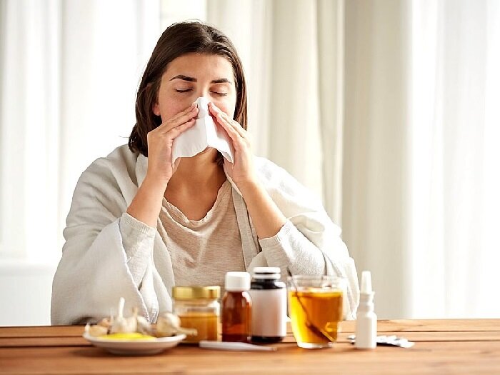 Фото Женщина болеет. Лечение простуды и гриппа дома. 