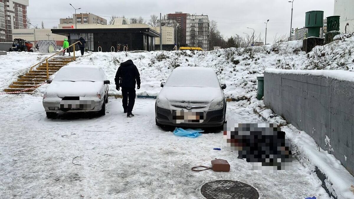    Место обнаружения тела убитой девушки на Севастопольском проспекте в Москве© Фото : Прокуратура Москвы/Telegram