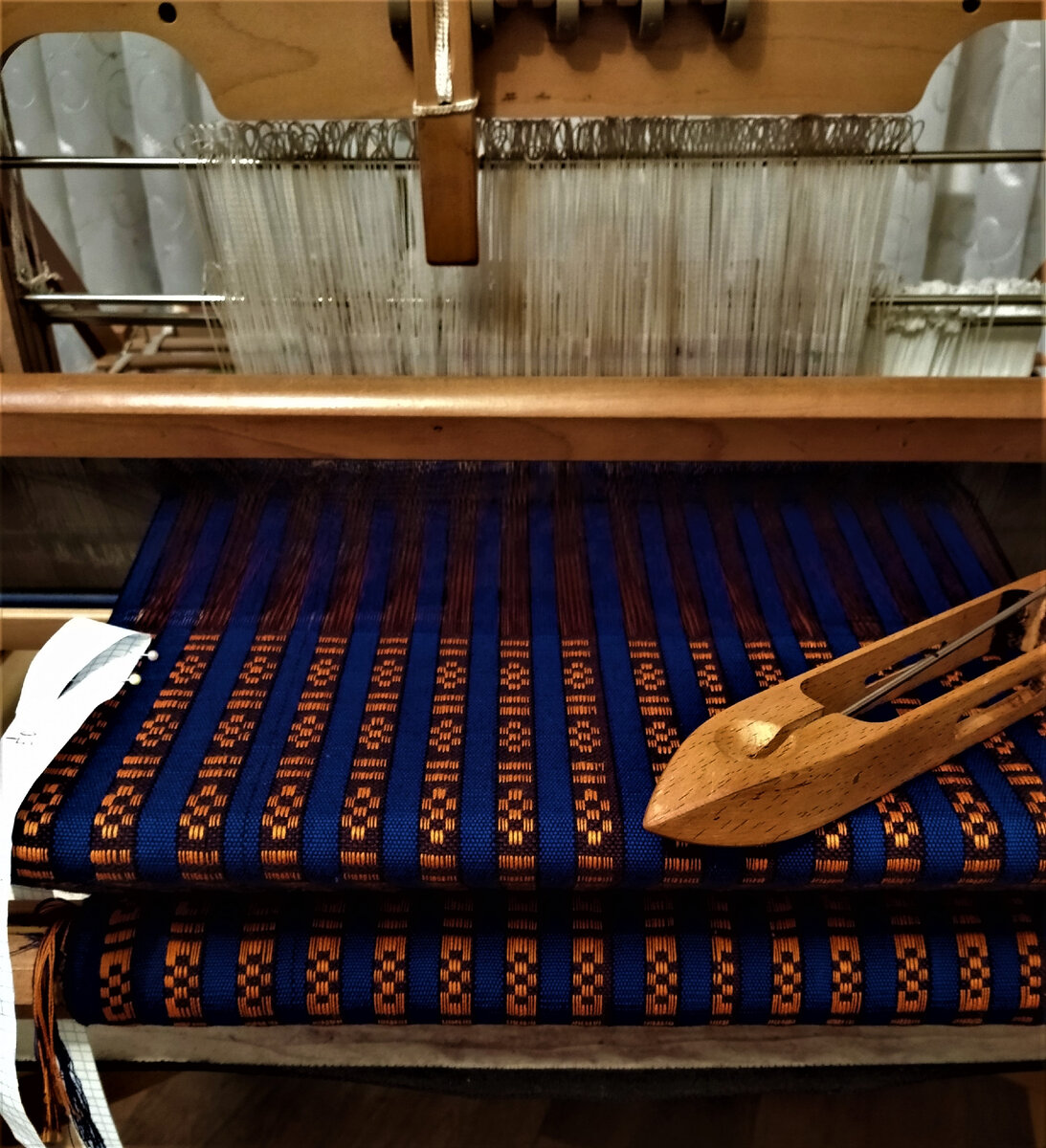 Ткань на ткацком станке