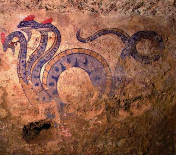 Изображения дракона на стенах гротов в Новгороде