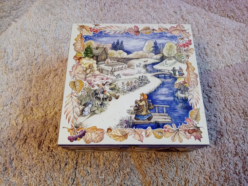 Красота и качество видны сразу - с ларца для хранения. Фигуры вписаны в сюжет, задаётся контекст. Фото автора.