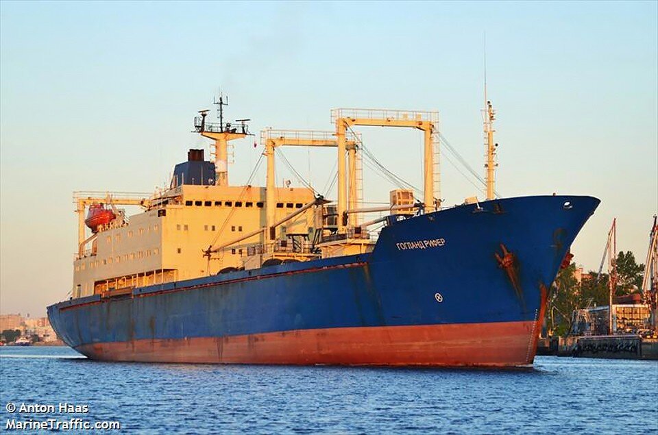     Розлива нефтепродуктов нет, никто из 22 членов экипажа не пострадал. Фото: www.marinetraffic.com / Anton Haas