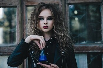 <a href="https://ru.freepik.com/free-photo/girl-with-a-blue-potion-in-hands_975563.htm#query=%D1%80%D0%B8%D1%82%D1%83%D0%B0%D0%BB%20%D0%B2%D0%B5%D0%B4%D1%8C%D0%BC&position=1&from_view=search&track=sph">Изображение от teksomolika</a> на Freepik