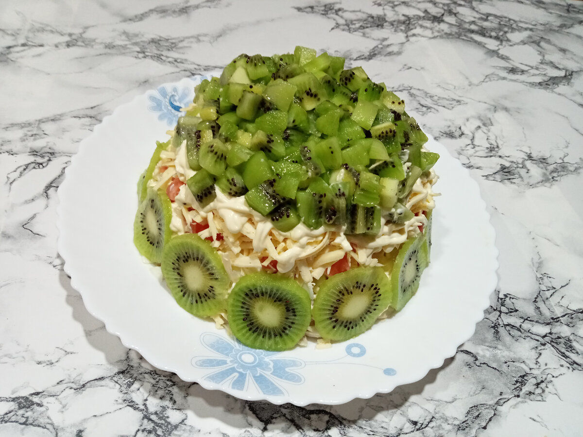 Изумрудный салат с киви и курицей