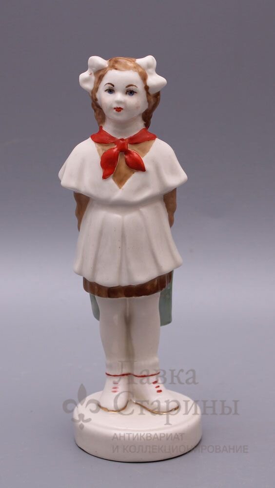 Школьница-пионерка. Рига. Автор Зинаида Улсте. Фото с ресурса dvaveka.ru