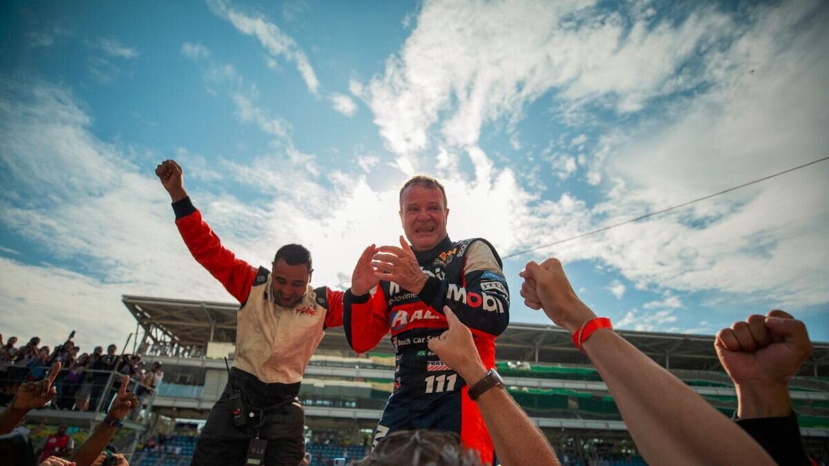    Экс-пилот "Формулы-1" Рубенс Баррикелло после победы серии Stock Car Pro Series© Correio do Povo