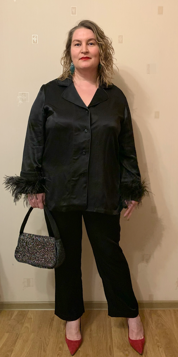 Вот этот костюм а-ля элегантная пижама поразил меня не только кроем, но и тканью. Это плотная 100% вискоза, мягкая и пластичная, но не выдающая неровностей силуэта. По краю полочки и воротника – кант в тон. Он же образует деликатный лампас на боковом шве брюк. Листайте галерею, в ней продолжение.