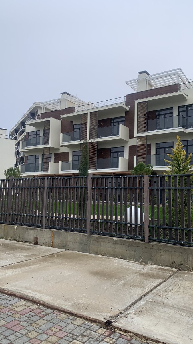 На крыше что то вроде террасы