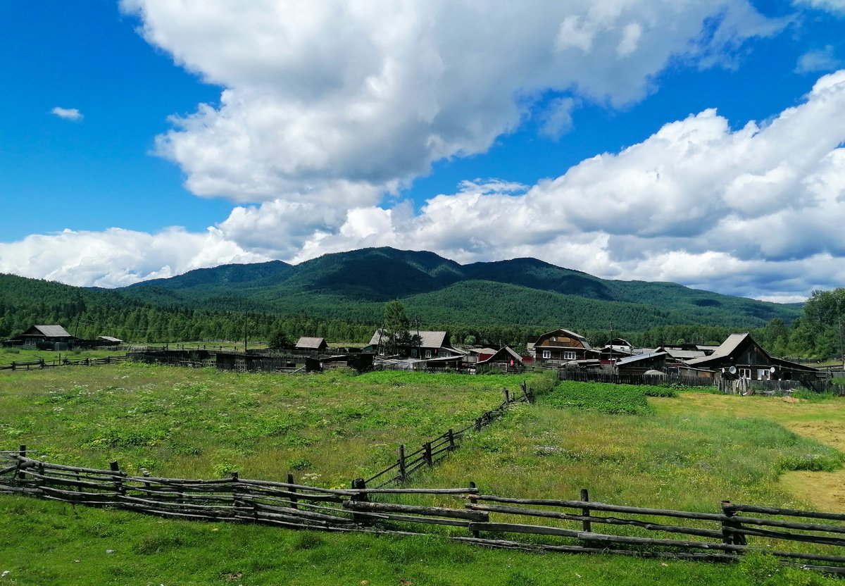 Какая-то неопознаваемая теперь деревенька и горы...