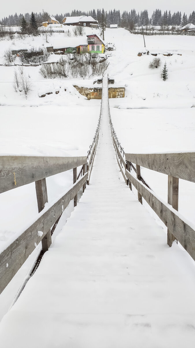 Традиционное развлечение — встать на середину моста и раскачать его. 