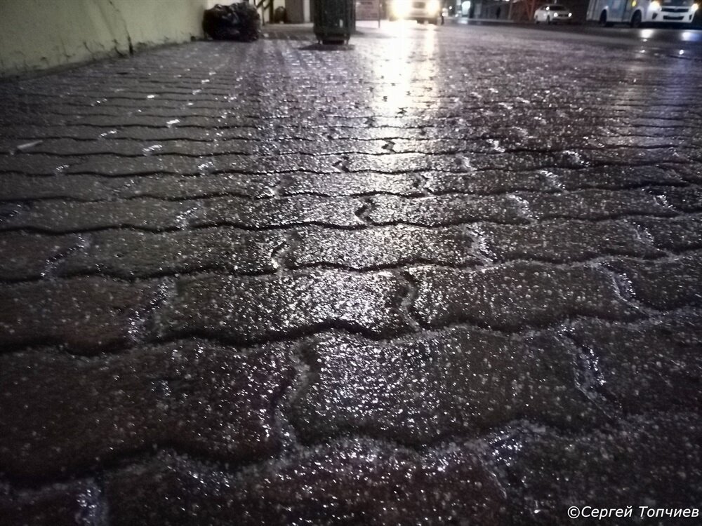 Леденелый тротуар