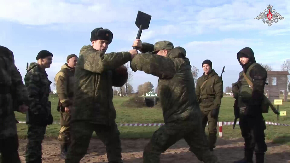     В городе Камышине Волгоградской области выпуск малых пехотных лопат освоил завод слесарно-монтажного инструмента. Также для военных здесь начали шить вещмешки.