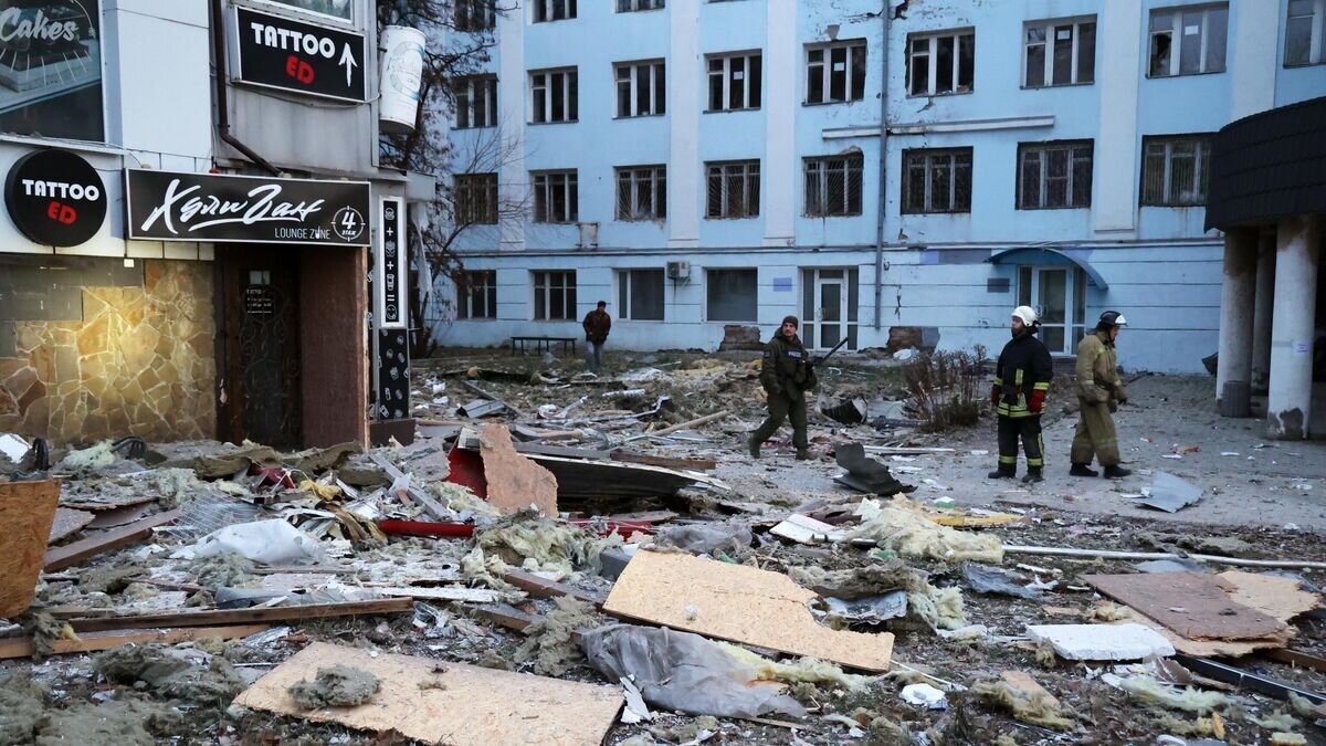    Здание, поврежденное в результате обстрела Донецка со стороны ВСУ© РИА Новости / Сергей Аверин
