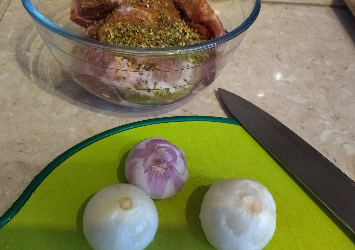 Почистить лук и порезать полукольцами. Фото автора