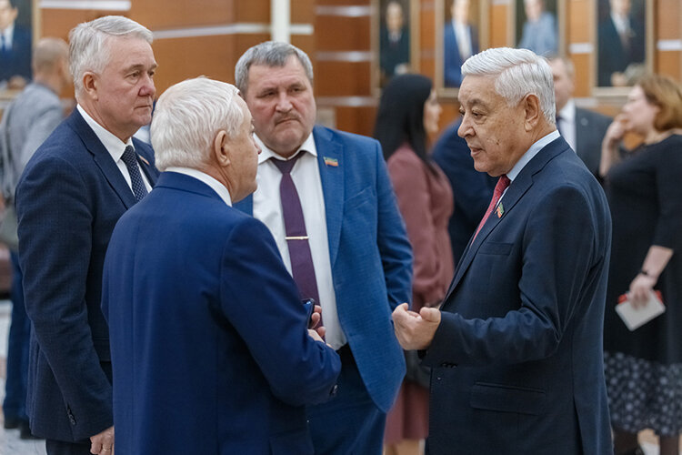  Второе подряд заседание парламента Фарид Мухаметшин пропустить не смог, но было видно, что оправился от болезни не совсем и периодически покашливал Фото: Сергей Елагин