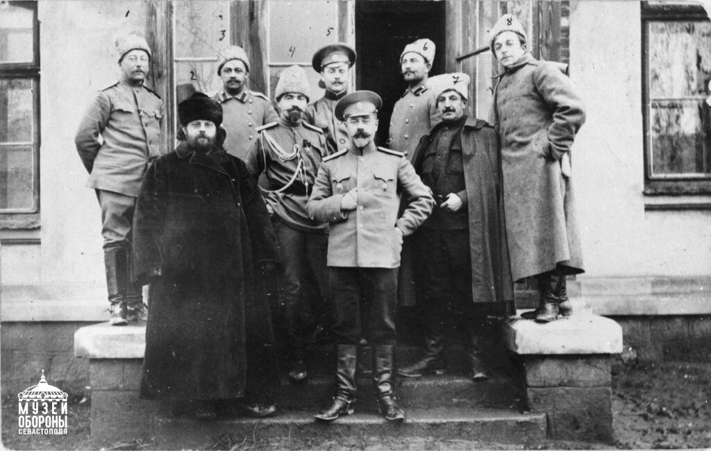 Генерал-майор А.И. Деникин (в центре), командир 4-й стрелковой бригады, с офицерами штаба. 21 декабря 1914 г. Осек. Фото