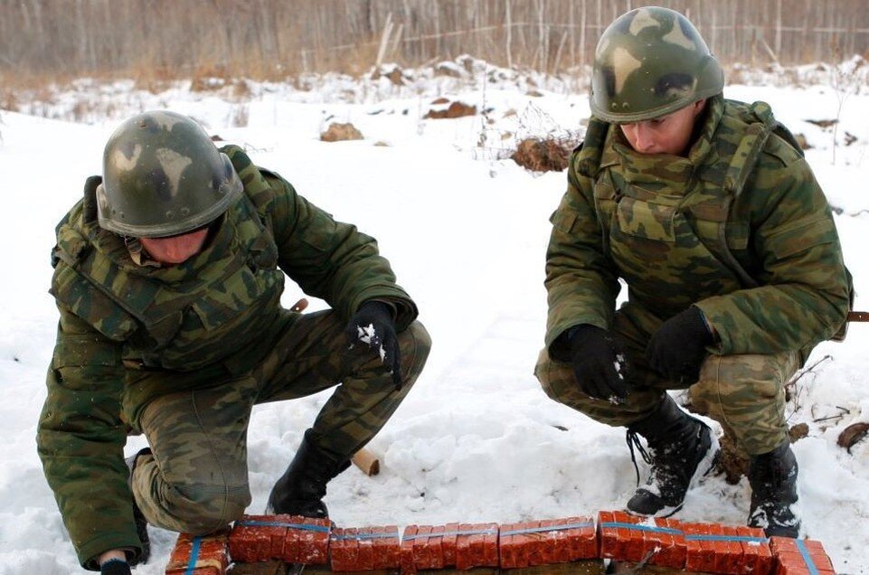     Военные уничтожили упавшие обломки. Сергей ПЛОТНИКОВ