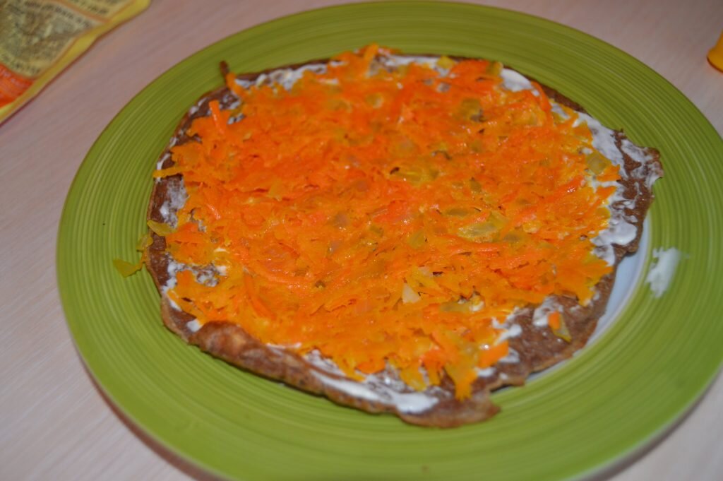 Салат торт печеночный с морковью. Торт печёночный из куриной печени с морковью и луком. Печеночный торт с луком и морковью. Печеночный торт с морковкой. Начинка из печени с морковью
