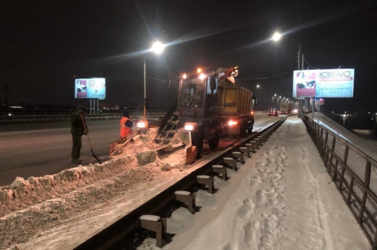    Омские дорожники в усиленном режиме устраняют последствия метели