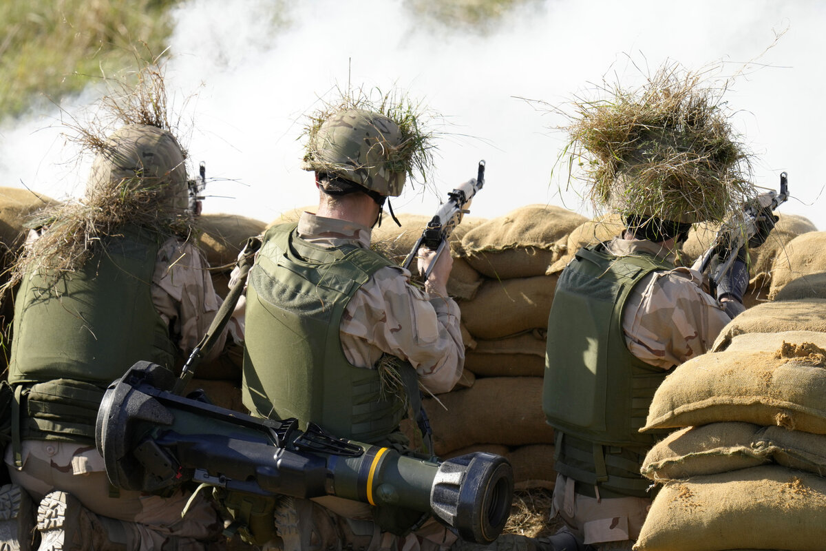     Украинские военные проходят тренировку в Великобритании / AP / Kirsty Wigglesworth